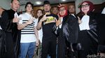 Foto: Usai Sidang, Ahmad Dhani Pose Victory Bareng Al-Dul