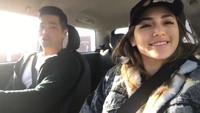 Jessika seperti biasa selalu berselfie didalam mobil bersama kakanya Erick Iskandar. Foto: Dok. Instagram/inijedar