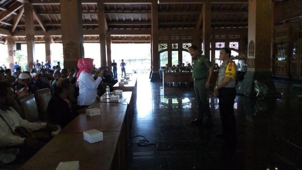 Massa yang Tuntut Bupati Ponorogo Lengser Akhirnya Diajak Rembug