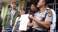 Lee Jeong Hoon melapor ke Polsek Tanah Abang karena merujuk lokasi insiden mobilnya yang dipukul pemotor. Foto: Lee Jeong Hoon / Desi Puspasari