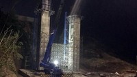 Meski dilakukan percepatan, keamanan dan keselamatan kerja tetap diutamakan. Namun bila tak bisa diselesaikan, plan B disiapkan dengn membangun jalan sepanjang 500 meter selebar 7 meter di bawah jembatan. Foto: dok. Kementerian PUPR