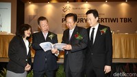 PT Surya Pertiwi Tbk hari ini melakukan paparan publik dan due diligence di Hotel Ritz Carlton, SCBD, Jakarta, Senin (16/4/2018). Acara tersebut dihadiri oleh Direktur Utama PT Surya Pertiwi Tbk Tjahjono Alim, Direktur Irene Hamidjaja, Presiden Komisaris Mardjoeki Atmadiredja, Wakil Direktur Efendy Gojali, dan Wakil Direktur Willianto Alim.
