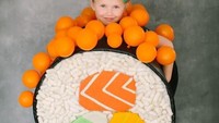  Keren! Anak perempuan ini memakai kostun sushi roll 3 dimensi yang berisi ikan salmon, telur, washabi, dan bertopping telur ikan salmon. Foto: Instagram @kobusushi