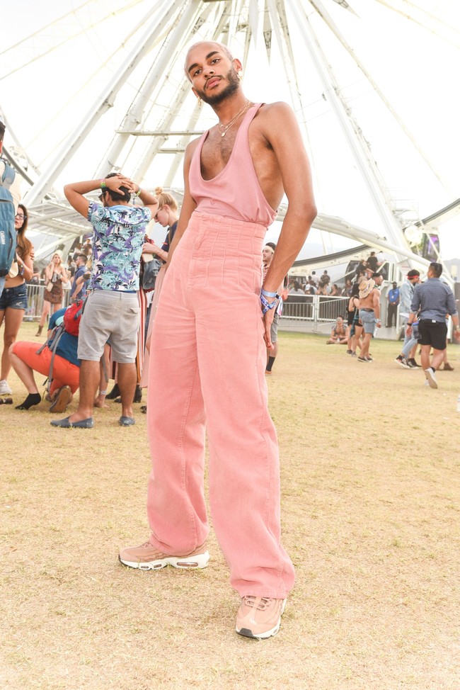 Pria ini begitu menyukai warna millennial pink. Foto: Dok. Getty Images