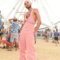 Pria ini begitu menyukai warna millennial pink. Foto: Dok. Getty Images