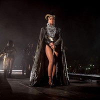 Setelah sempat tertunda tahun lalu, Beyonce akhirnya memenuhi janjinya untuk menggelar konser di 2018 Coachella Coachella Valley Music And Arts Festival Weekend 1, Indio, California, AS. Penampilannya pada Sabtu (14/4/2018) malam waktu setempat, menggemparkan festival musik terbesar di Negeri Paman Sam tersebut. (Foto: Getty Images)