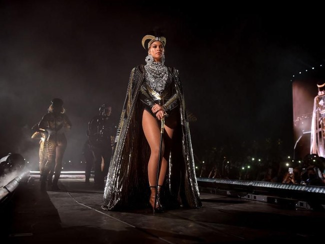 Setelah sempat tertunda tahun lalu, Beyonce akhirnya memenuhi janjinya untuk menggelar konser di 2018 Coachella Coachella Valley Music And Arts Festival Weekend 1, Indio, California, AS. Penampilannya pada Sabtu (14/4/2018) malam waktu setempat, menggemparkan festival musik terbesar di Negeri Paman Sam tersebut. (Foto: Getty Images)
