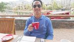 Di Korea hingga Afrika, Ini Gaya Keren Joe Taslim Saat Makan dan Ngopi