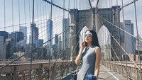 Kalau ini traveler pasti tahu ada di mana. Maudy Ayunda plesir ke Paman Sam dan berpose di Brooklyn Bridge juga Central Park, New York (Maudy Ayunda/Instagram)