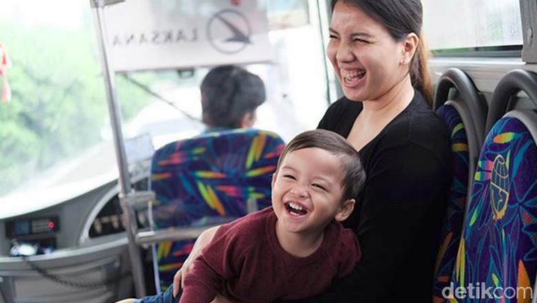 Bagi Anak, Bahagia Itu Sesederhana Diajak Naik Angkutan Umum/ Foto: Instagram Bagi Anak, Bahagia Itu Sesederhana Diajak Naik Angkutan Umum/ Foto: Instagram