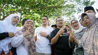 Mereka berdua memanfaatkan kesempatan untuk berdialog langsung dengan warga di Pasar Tiban Jalan Lingkar Salatiga (JLS). Pool/dok Sudirman Said.