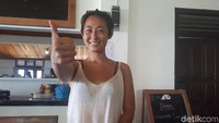 Su Jeong Im, turis surfer dari Korea Selatan. Dia berharap agar akses jalan ke Pantai Tanjung Setia bisa lebih baik lagi (Mercy/detikTravel)
