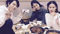 Imut baget! Begini gaya Yoona saat makan bersama pemeran serial drama berjudul The King in Love. Kelihatannya enak-enak ya. Jadi mau! Foto: Instagram @yoona__lim