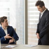 Peringatan secara formal yang dilakukan secara empat antara karyawan dan atasan, berarti ada masalah sangat serius. Mungkin kamu sudah mendapat peringatan secara verbal, lalu peringatan secara tertulis, tak hanya sekali tapi dua kali, kata Lynn. Foto: Thinkstock