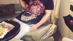 Di Korea hingga Afrika, Ini Gaya Keren Joe Taslim Saat Makan dan Ngopi