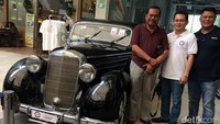 M Prasetyo berpose dengan komunitas mobil Mercy klasik di Jakarta. Prasetyo mendatangi pameran mobil Mercy klasik di Jakarta, Minggu (15/4/2018). Foto: Khairul Imam Ghozali