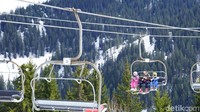 Selain naik eskalator, traveler juga bisa naik chair lift seperti ini. Fungsinya sama, membawa traveler dari bawah bukit menuju ke atas. (Wahyu/detikTravel)
