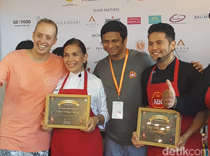 Foto: Chef Billy dan Chef Petty Elliot menerima plakat penghargaan dari ABC Kraft Heinz.(detikfood) Foto: Chef Billy dan Chef Petty Elliot menerima plakat penghargaan dari ABC Kraft Heinz.(detikfood)