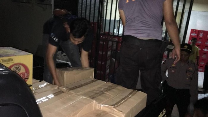 Polisi Sita 7 Ribu Botol Miras dari 3 Gudang di Cilegon