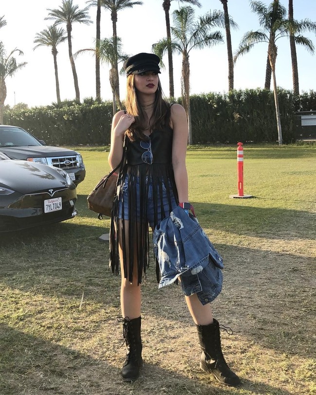 Gaya boho yang identik dengan gaya para penonton Coachella diterapkan Nia Ramadhani dengan mamakai crop top berdetail fringe. Dia melengkapi penampilannya dengan tas ransel dari brand kulit terfnama MCM. Foto: Dok. Instagram Nia Ramadhani