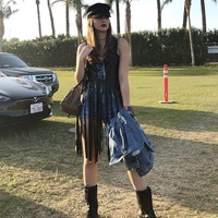 Gaya boho yang identik dengan gaya para penonton Coachella diterapkan Nia Ramadhani dengan mamakai crop top berdetail fringe. Dia melengkapi penampilannya dengan tas ransel dari brand kulit terfnama MCM. Foto: Dok. Instagram Nia Ramadhani