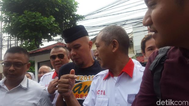 Dhani Hadiri Sidang Perdana Pakai Kaus #2019GantiPresiden
