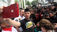 Sebelum sidang, Dhani sempat bicara soal kabar yang menyebutnya kabur. Dhani menegaskan kabar itu tidak benar. Kalau ada berita bahwa Ahmad Dhani kabur dikejar Interpol, itu berita dari antek-antek PKI. Itu adalah berita hoax dari antek PKI, ujar Dhani. (Foto: Lamhot Aritonang)