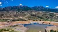 Untuk bisa sampai di tempat ini bisa dibilang tak mudah karena berada di ketinggian. Perjalanan yang berlika-liku dan terisolasi akan terbayar dengan cantiknya Badab-e Surt. (images_of_iran/Instagram)