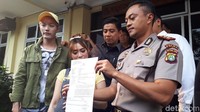 Dia mukul pakai helmnya, motornya ditabrakin ke bamper saya, ungkap Lee di lokasi usai buat laporan. Foto: Lee Jeong Hoon / Desi Puspasari