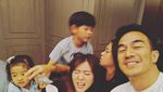 Di Korea hingga Afrika, Ini Gaya Keren Joe Taslim Saat Makan dan Ngopi