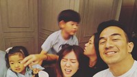Memasang senyum manis andalannya, Joe Taslim membagikan keseruan ketika ia dan sang istri tengah makan malam bersama anak-anaknya yang ramai dan lincah. Foto: Instagram @joe_taslim