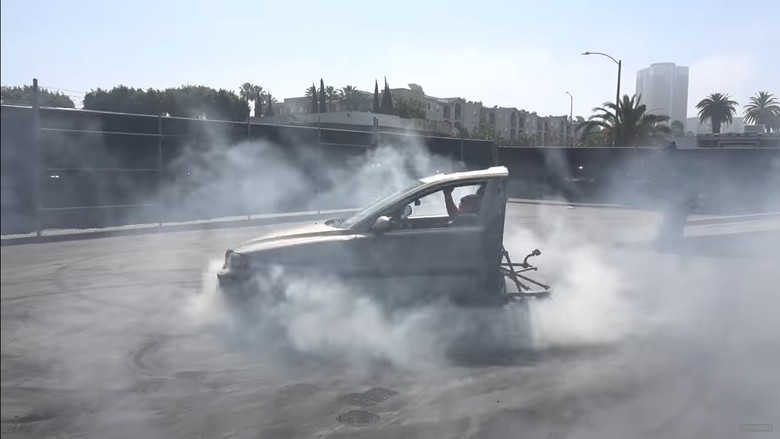 Waduh, Mobil Setengah Badan Ini Masih Bisa Diajak Ngesot