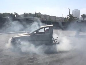 Waduh, Mobil Setengah Badan Ini Masih Bisa Diajak Ngesot