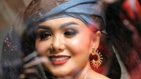 Terimakasih atas perhatiannya ibu yang baik...saya sedang memakai ulos Batak, jadi justru kebanyakan kain ini...hehehe...Insya Allah ibu saya bertanggung jawab sama diri saya sendiri, balas Yuni Shara dalam postingannya. Foto: Dok. Instagram/yunishara36
