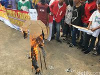 Massa membakar foto Anies