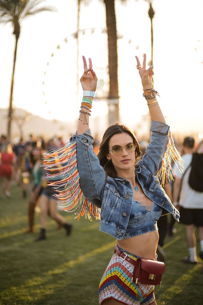 Ratu Coachella Alessandra Ambrosio membuat tren denim on denim ke tingkatan yang lebih tinggi dengan bralet dan jaket crop berdetail fringe. Foto: Instagram