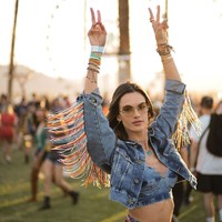Ratu Coachella Alessandra Ambrosio membuat tren denim on denim ke tingkatan yang lebih tinggi dengan bralet dan jaket crop berdetail fringe. Foto: Instagram