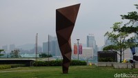 Di sisi yang berlainan, ada patung Paradigm (Solid) karya Conrad Shawcross yang berbentuk empat simetris.  Foto: Tia Agnes/ detikHOT