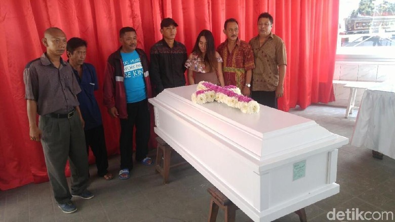 Tangis Sang Kekasih Saat Jenazah Andrey Dikremasi di Semarang Tangis Sang Kekasih Saat Jenazah Andrey Dikremasi di Semarang