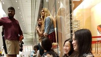Tak ketinggalan fans asal Indonesia yang juga rela menunggu lama demi acara Fans Meeting bintang Avengers: Infinity War. Foto: Asep Syaifullah