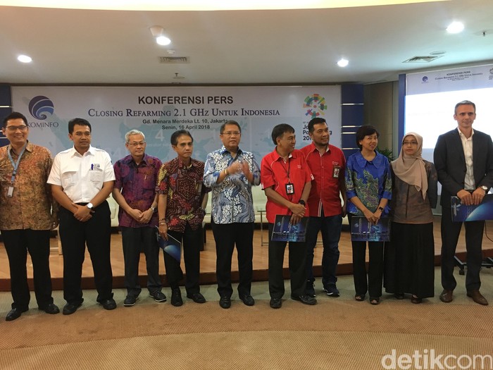 Reframing 2,1 GHz telah tuntas (detikINET/Agus Tri Haryanto) Reframing 2,1 GHz telah tuntas (detikINET/Agus Tri Haryanto)