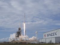 Boeing Ejek Roket Terkuat Milik Elon Musk