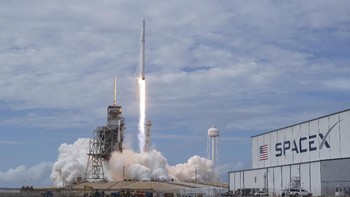 Pemerintah dan sejumlah perusahaan Turki mungkin agak pusing jika SpaceX tak bisa mereka gunakan untuk menerbangkan satelit. Foto: Internet