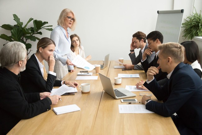 Ketika atasan lebih memilih langsung menyerahkan tugas ke bawahanmu. Sebagian besar perusahaan memiliki struktur organisasi, dan ketika itu terganggu, sudah jadi indikasi yang jelas kalau kamu tak lagi dibutuhkan, kata Robert. Foto: Thinkstock