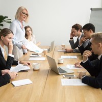 Ketika atasan lebih memilih langsung menyerahkan tugas ke bawahanmu. Sebagian besar perusahaan memiliki struktur organisasi, dan ketika itu terganggu, sudah jadi indikasi yang jelas kalau kamu tak lagi dibutuhkan, kata Robert. Foto: Thinkstock