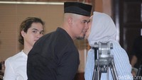 Ratna Sarumpaet sempat cipika-cipiki dengan Ahmad Dhani sebelum sidang dimulai. Dul juga sempat mencium tangan Ratna sebelum dia pamit pulang. (Foto: Lamhot Aritonang)