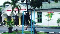 Sebagai Paspampres harus memiliki otot-otot yang kuat. Foto: Instagram/suhartono323