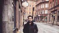 Gundogan terlihat menikmati jalanan di Kota Manchester, Inggris sambil foto-foto. Nggak mau kalah sama turis di sana ya? (ilkayguendogan/Instagram)