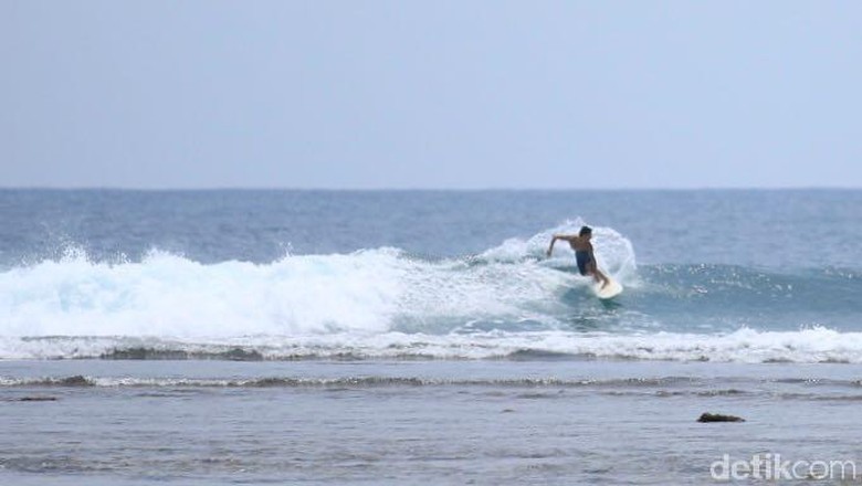 Wisatawan surfing di Pantai Tanjung Setia (Mercy/detikTravel) Wisatawan surfing di Pantai Tanjung Setia (Mercy/detikTravel)