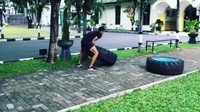 Lihat deh, latihannya angkat-angkat ban juga seperti Raisa. Foto: Instagram/suhartono323